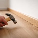 Poser une Plinthe Bois : les 3 Méthodes Efficaces